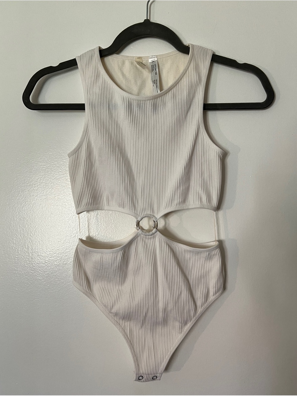 ANWND White Ribbed Cut-Out Bodysuit M/L – Ring Detail Sleeveless Bodysuit
